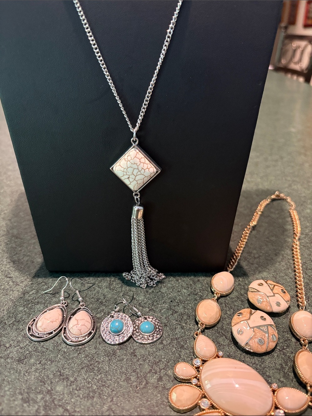 Howlite & acrylic necklace earrings set